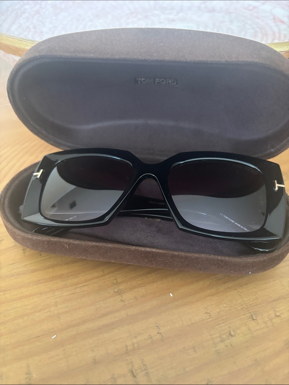 Tom Ford Jaquetta Black Square Oversized Sunglasses with Gold 'T' Accents - Picture 4 of 5